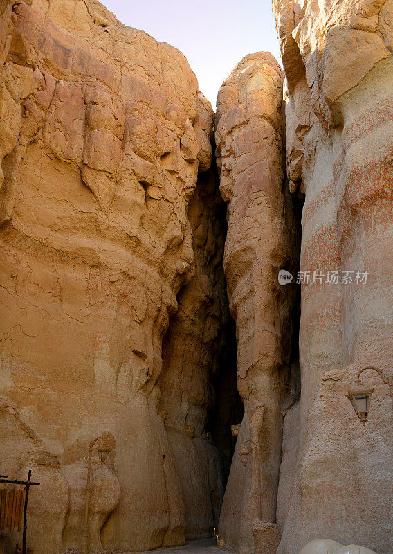 Al-Qarah山狭窄的峡谷通往Al-Nashab洞穴，Al-Hofuf, Al-Ahsa绿洲，东部普罗维兹